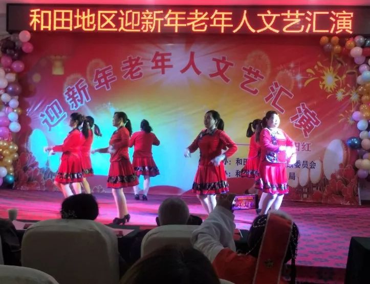 网易新闻，文艺汇演展示老年新风采