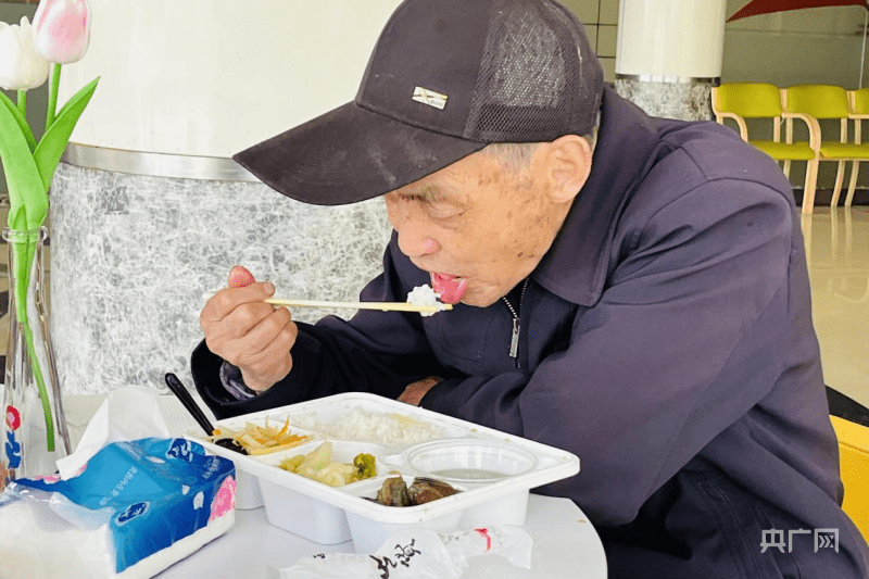 在孝老食堂感受暖心餐的温暖