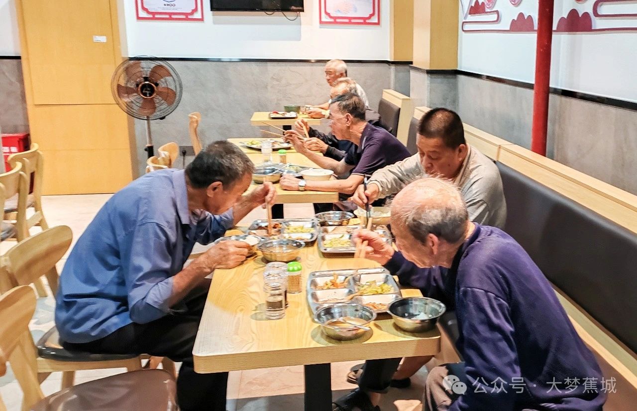 在孝老食堂感受暖心餐的温暖