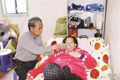 伟大母爱，坚强母亲守护瘫痪儿子的励志故事
