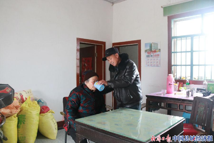 岁坚强母亲呵护岁瘫痪儿的伟大母爱