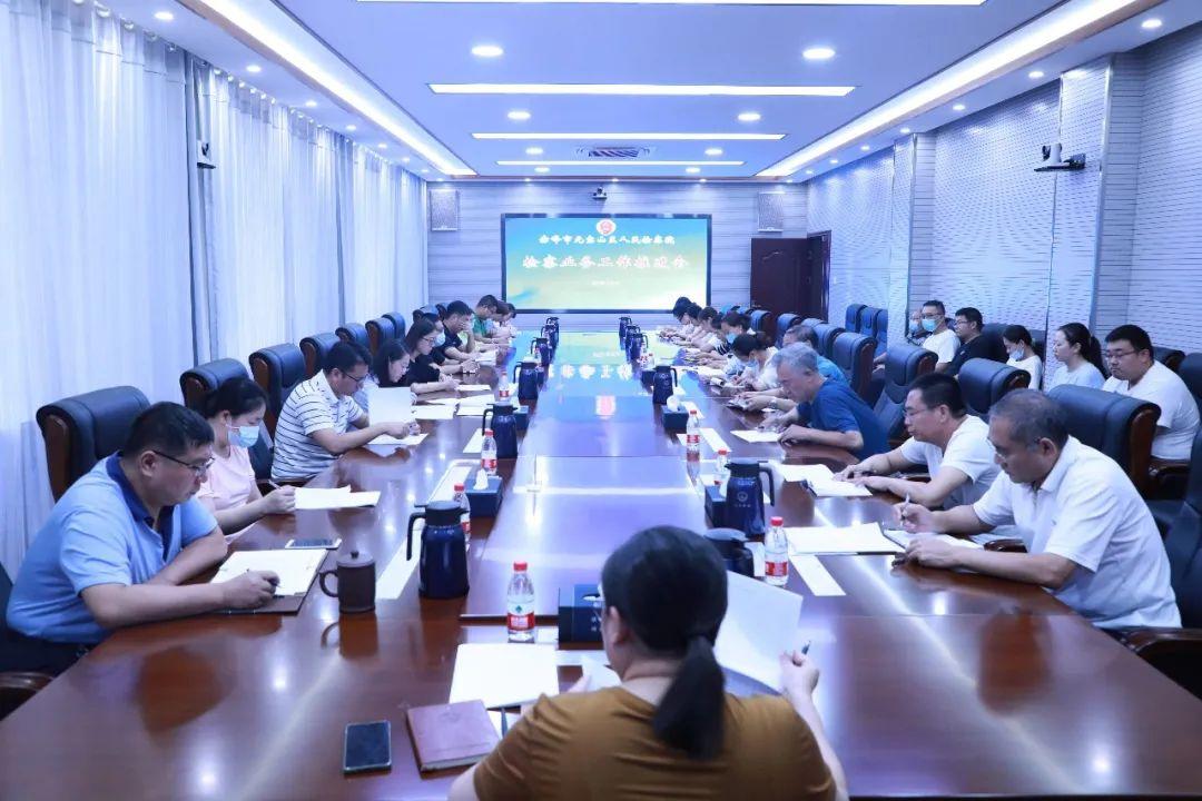 加强公共服务建设，提升国内市场竞争力，推动社会领域全面提质增效