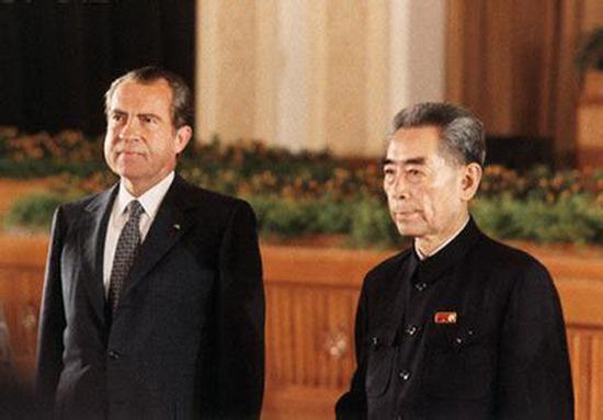 周恩来长叹背后的周门风云，家族命运与国家情怀的交织