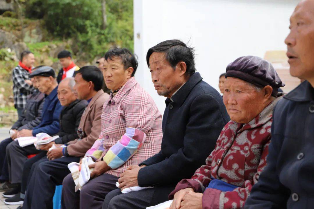 福泉偏远农村多种形式开展敬老月活动