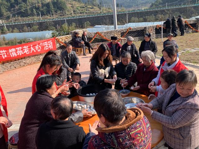 福泉偏远农村多种形式开展敬老月活动