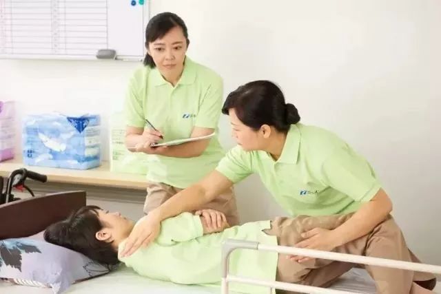 关于两万老年人的养老服务，构建更加完善的养老服务体系