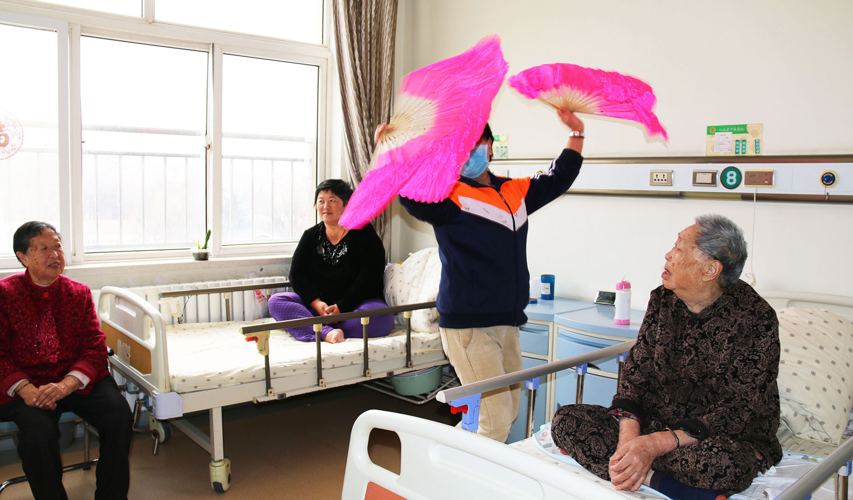 青岛养老院中的老年生活，关怀与挑战