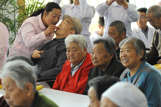 青岛养老院中的老年人，生活、关怀与挑战