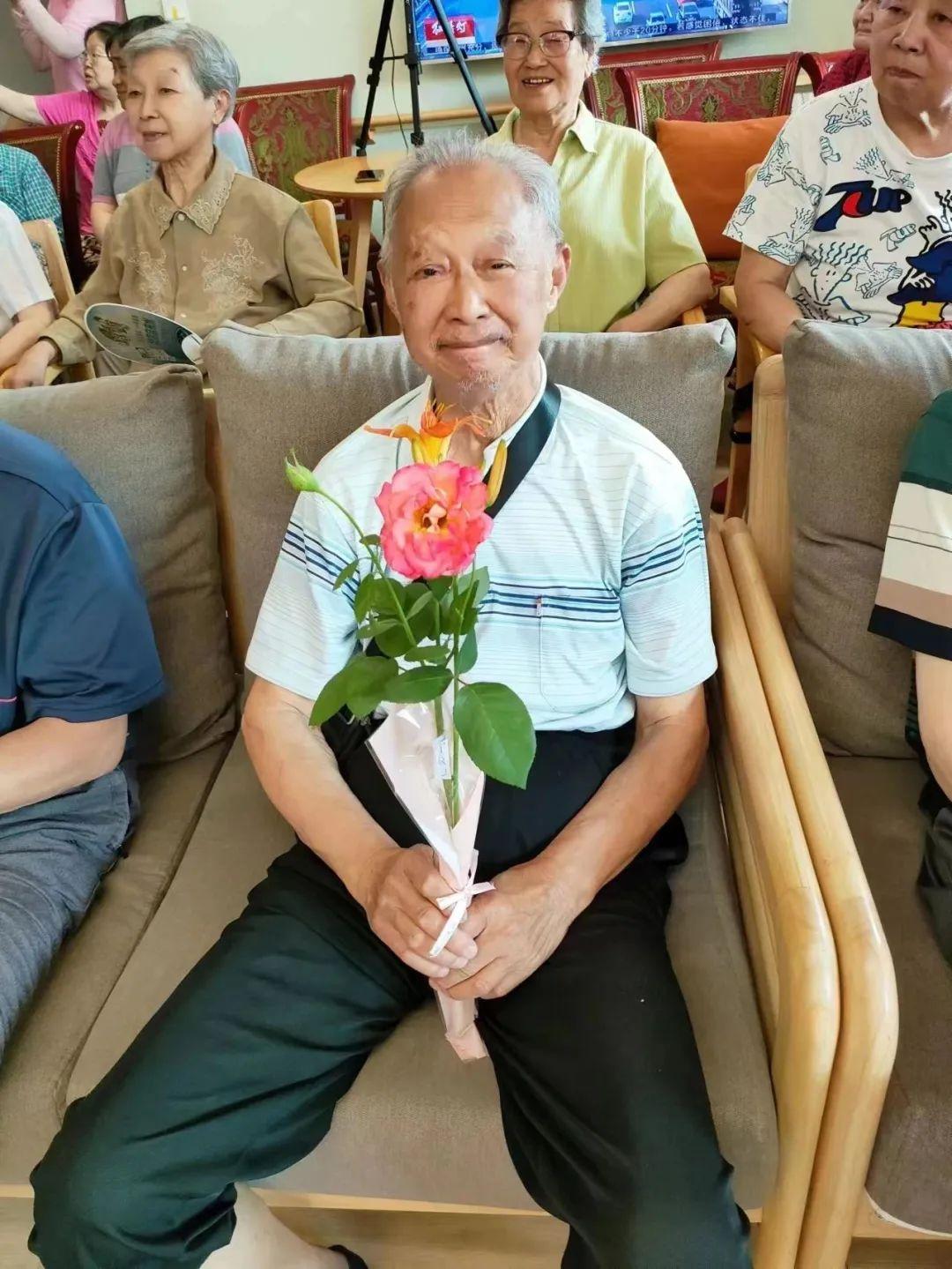 人到老年如何养老，智慧与关怀并重