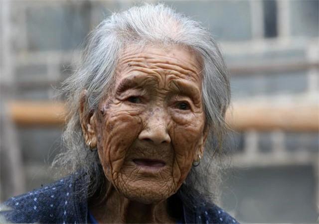 老年人从养老院走出，新的生活篇章的开启