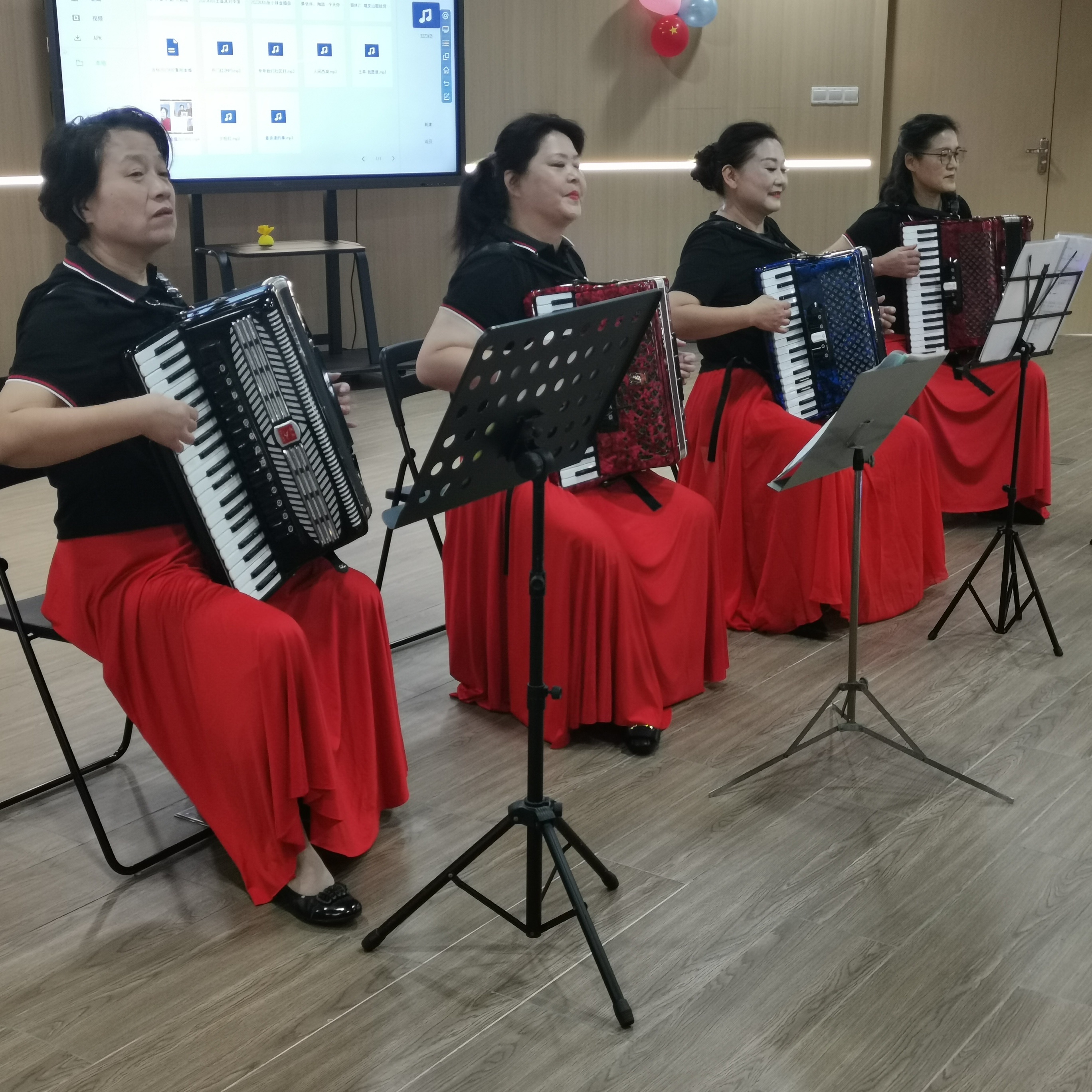 养老院老年手风琴乐团，音乐与岁月的交响