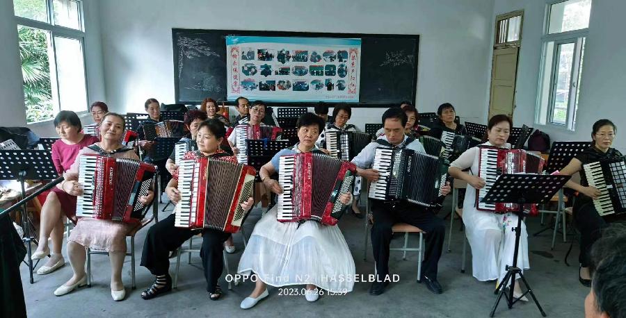 养老院老年手风琴乐团，音乐与岁月的交响