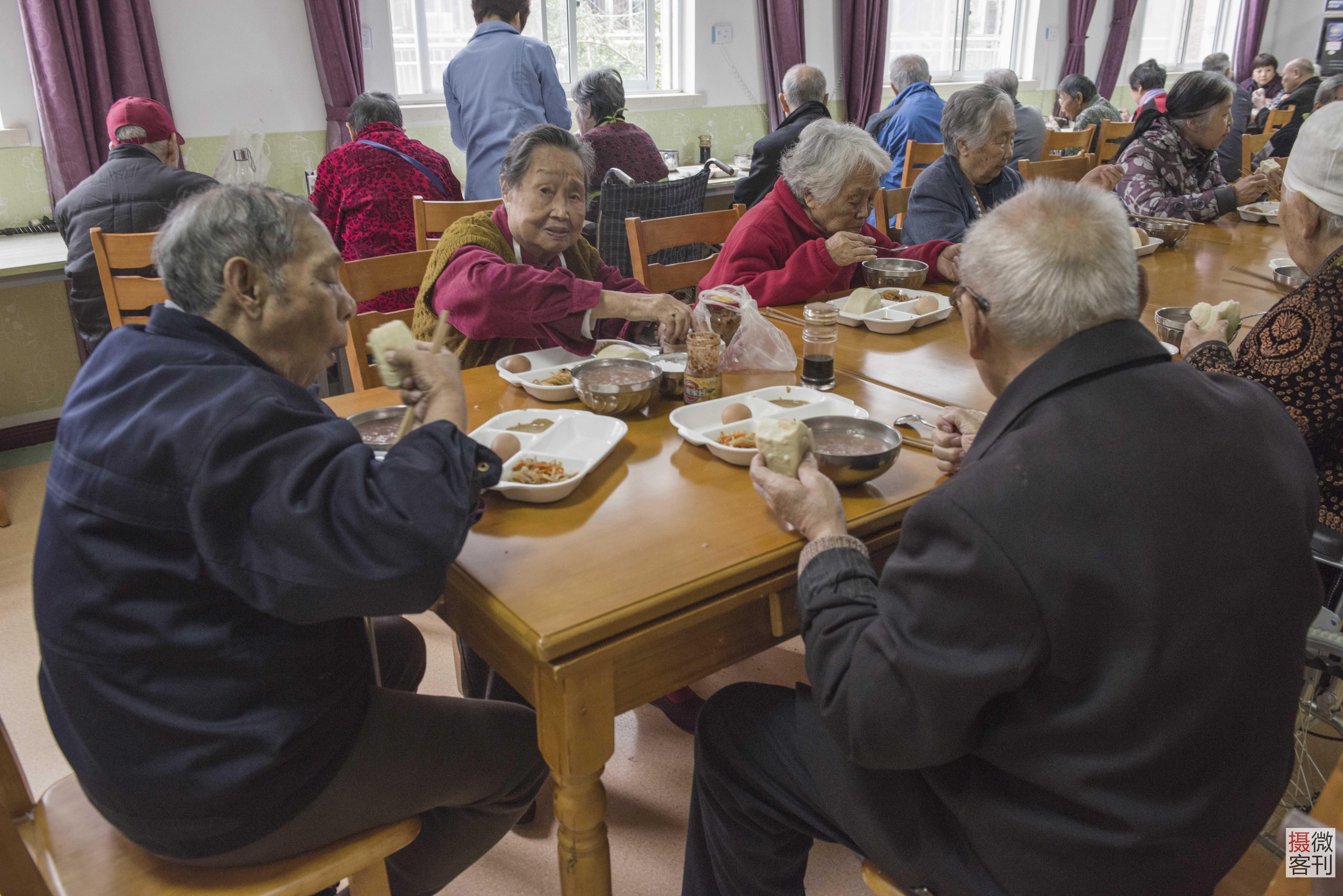 养老院晚饭时光，老年人独特韵味的享受