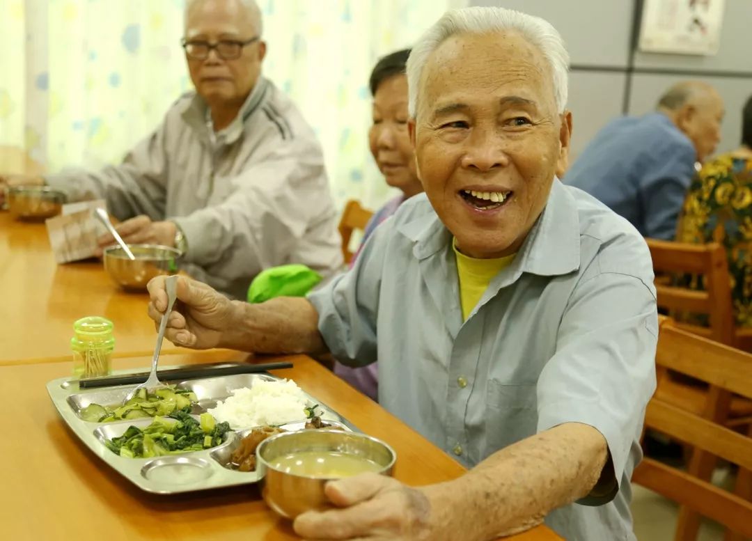 老年人在养老院晚饭时光的独特韵味