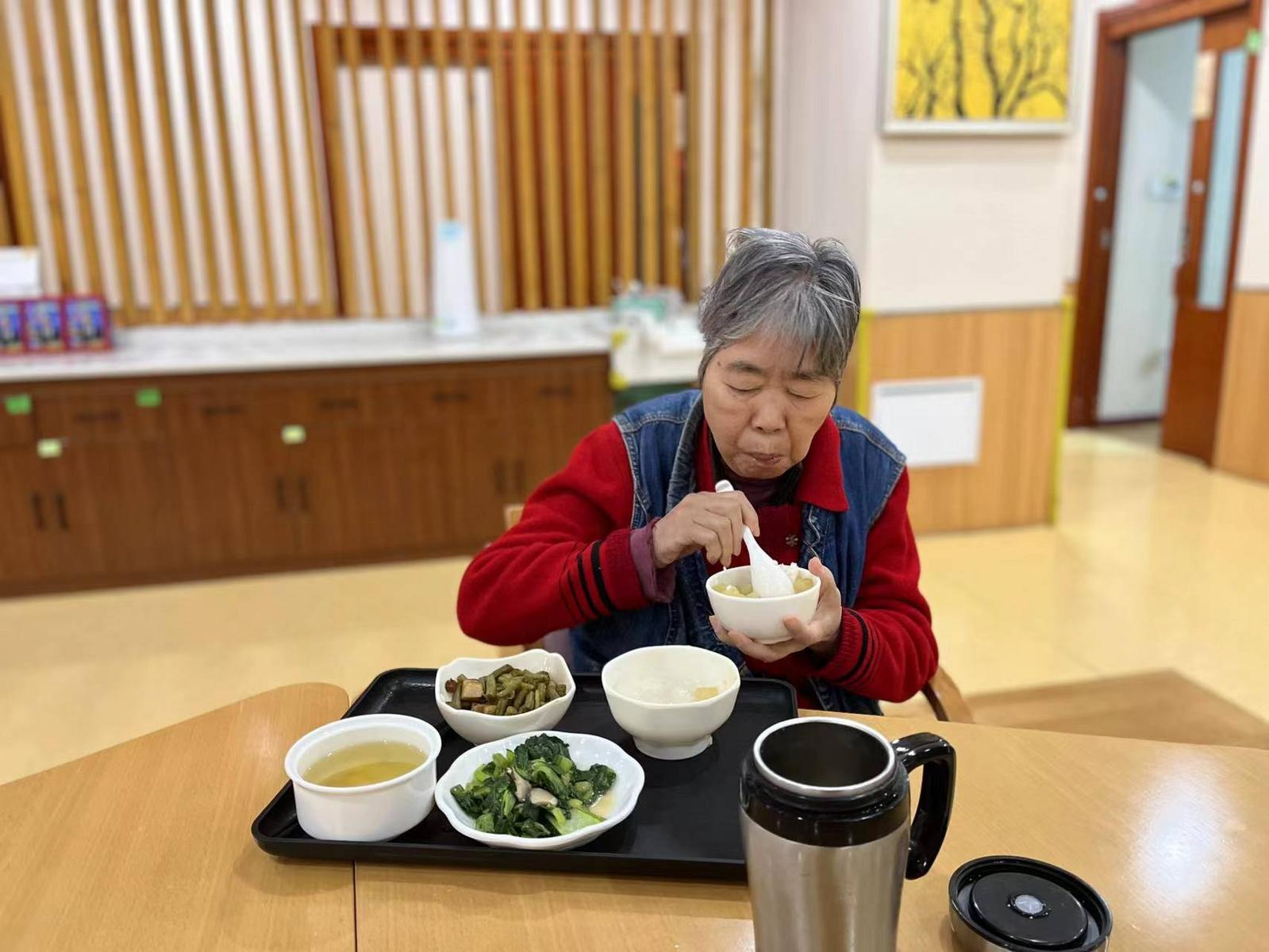 老年人在养老院晚饭时光的独特韵味