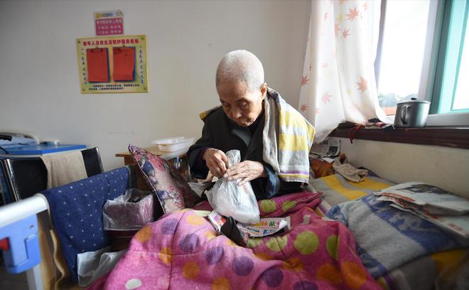 养老院中的人与老年钱的交织