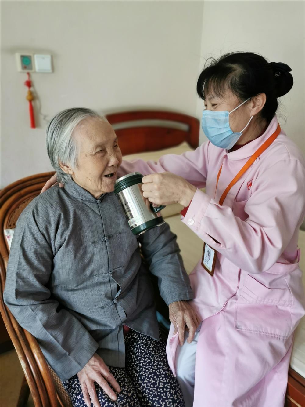老年照料中心与养老院，打造长者温馨之家的两种模式