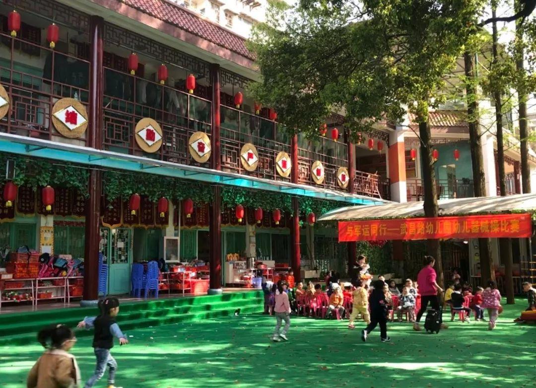 老年照料中心与养老院，为长者提供温馨之家的不同面貌