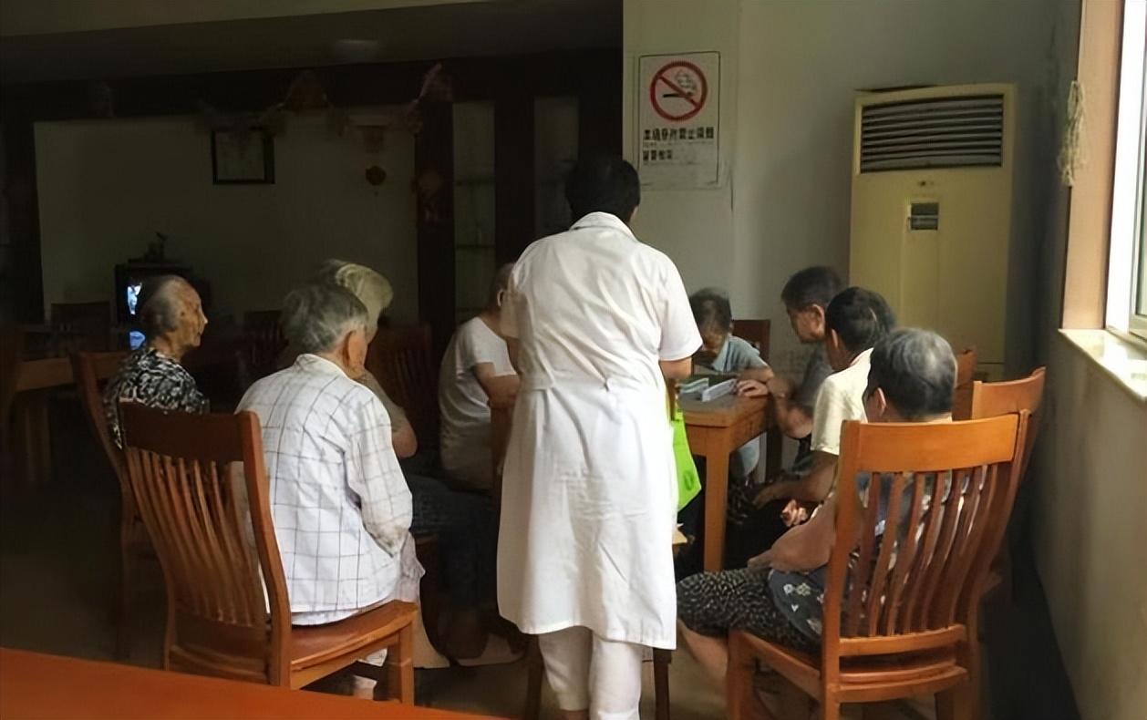 中国养老院中的老年人照片，生活的温暖与岁月的印记