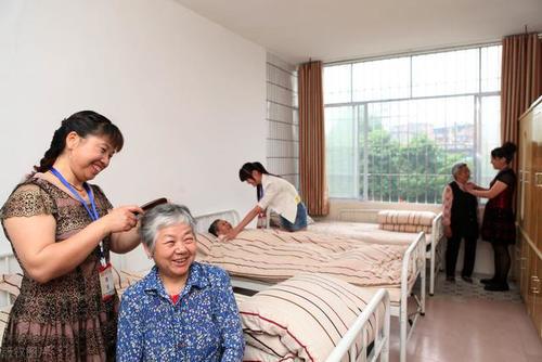 名人老年无奈去养老院的现实与反思