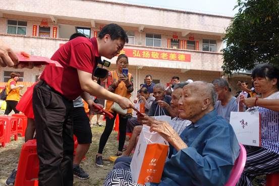老年人捐助养老院，传递爱心与关怀的力量