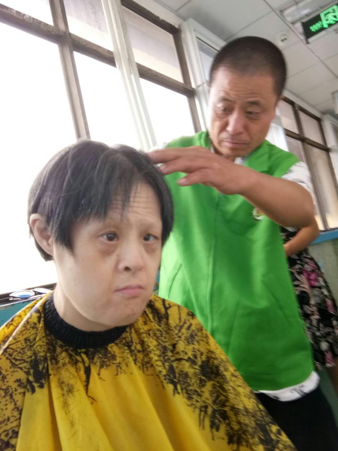 介绍老年人进入养老院