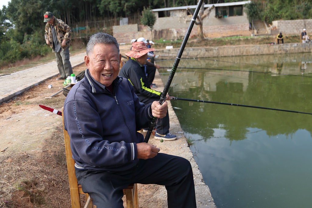 养老院垂钓时光，乐在其中，健康同行