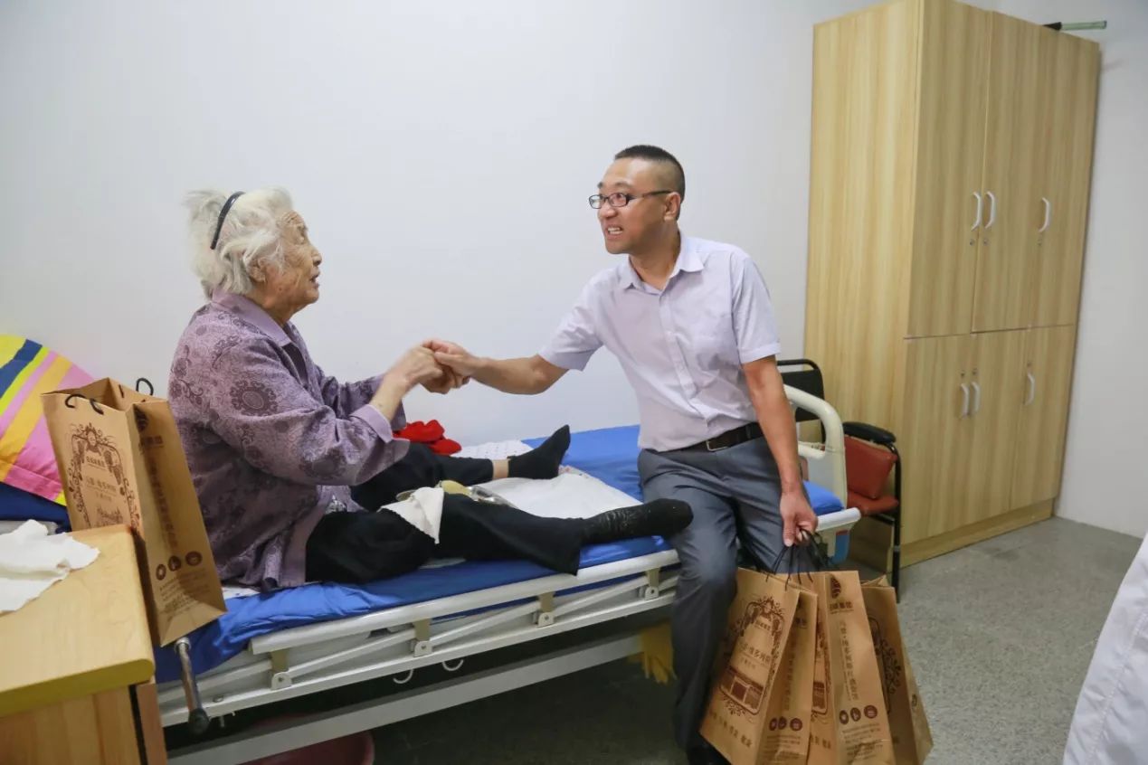 为老年人打造温馨家园——送老年人至养老院