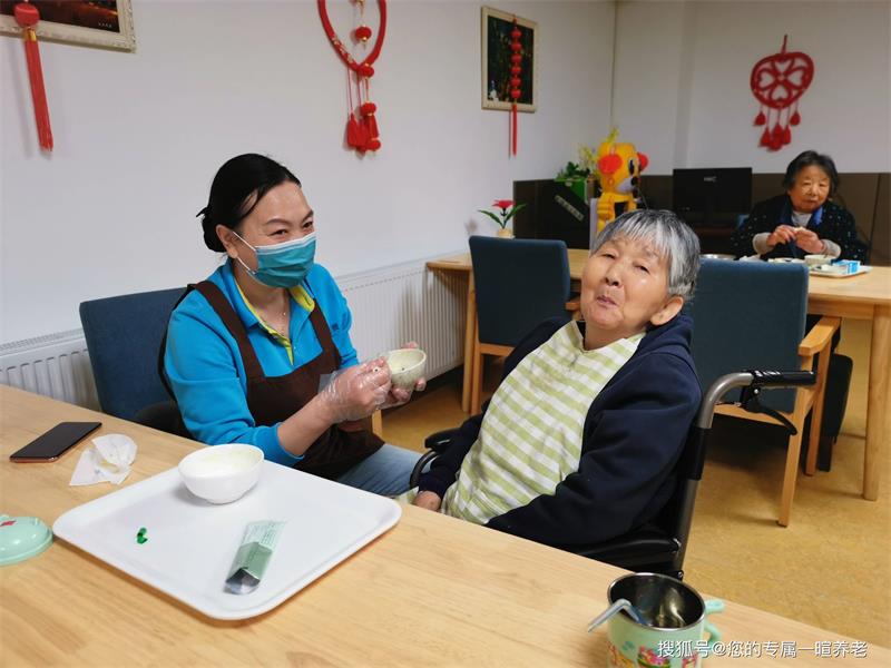 为老年人打造温馨家园——送老年人至养老院
