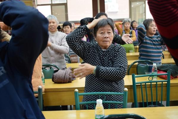 养老院中老年人的经络拍打养生之道