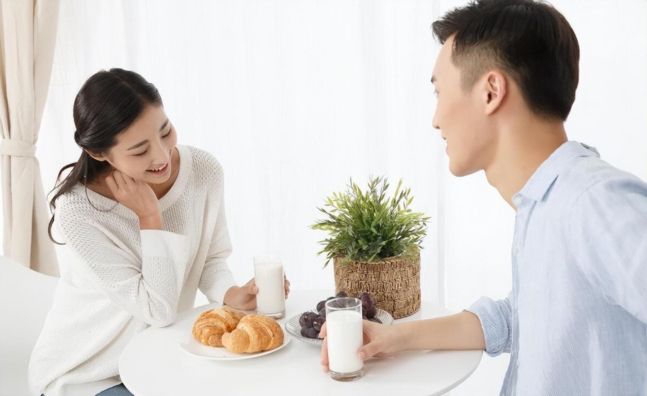 养老院中的温情拥抱，老年人与年轻女生的真挚情感交流