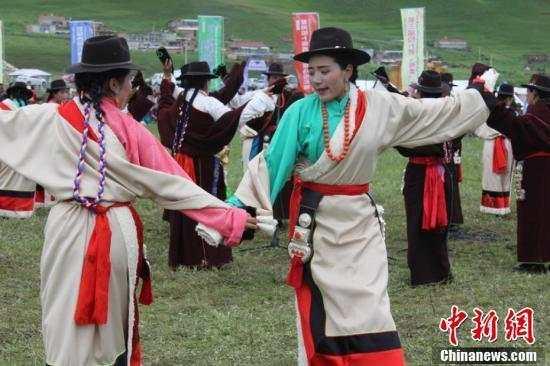 藏区养老院老年模特，美好时光下的歌曲与岁月静好