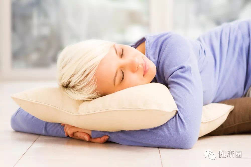 养老护理中老年人的睡眠与枕头高度的重要性