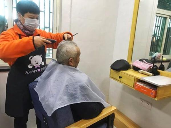 给疗养老年人的祝福与关怀