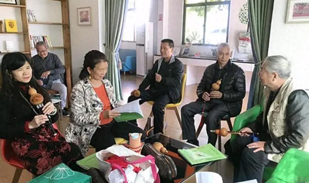 养老院老年人画画活动，艺术与生活的完美结合