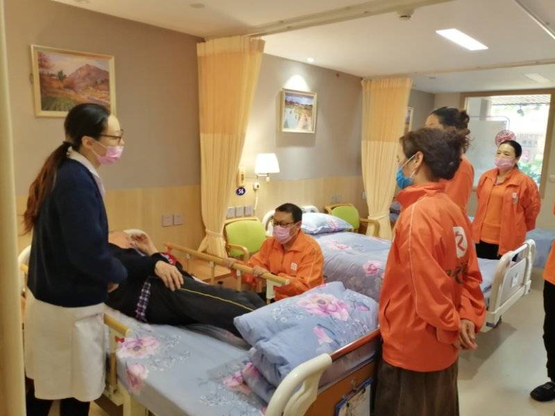 养老护理员，日常喂饭背后的情感投入与关怀之路