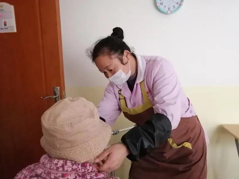 养老护理员，为老年人喂饭的日常与情感投入