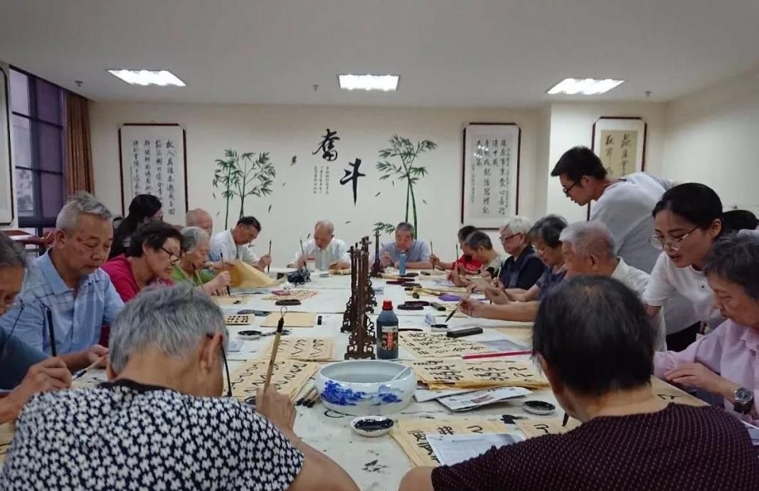 理解与尊重的桥梁，如何开导老年人接受养老院生活