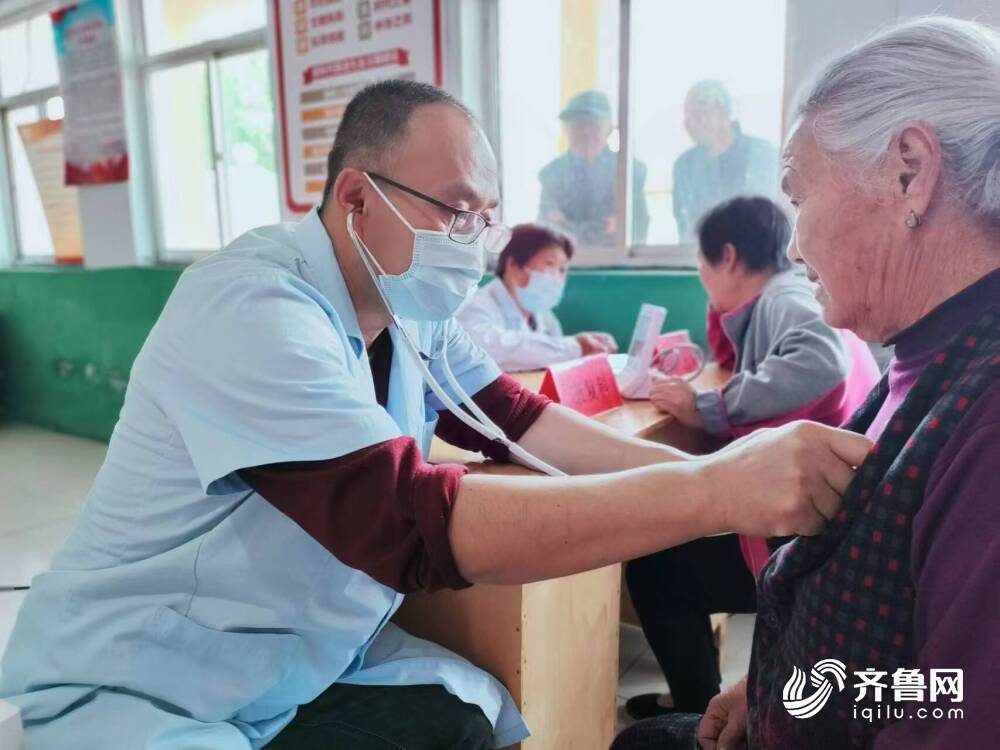 养老护理中血糖监测的重要性及方法，如何正确为老年人测血糖指南