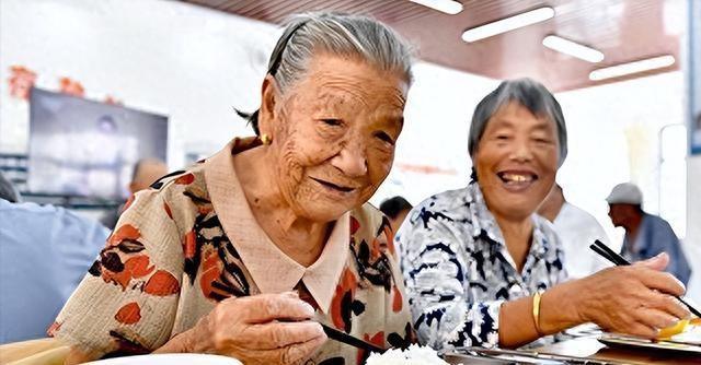 养老院老年人遭遇虐待，社会的警钟与我们的责任