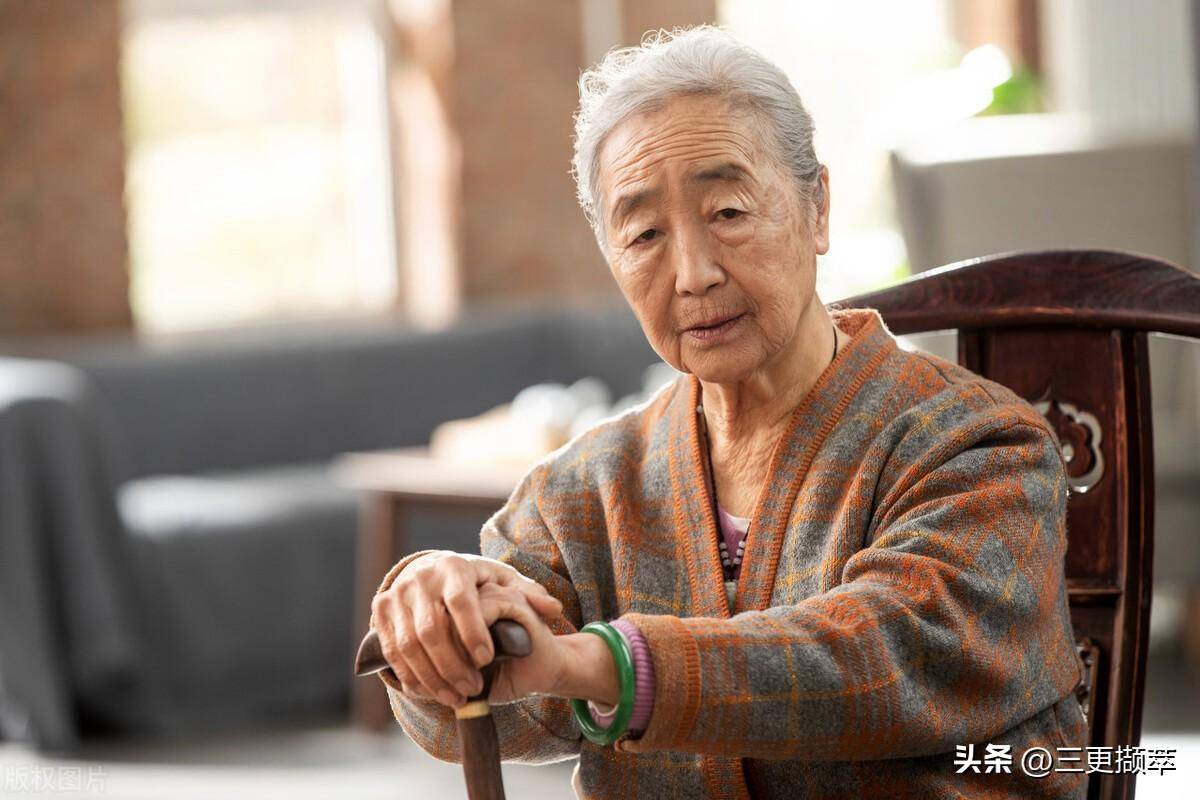 老年痴呆妈妈与养老院的抉择，爱与责任的博弈