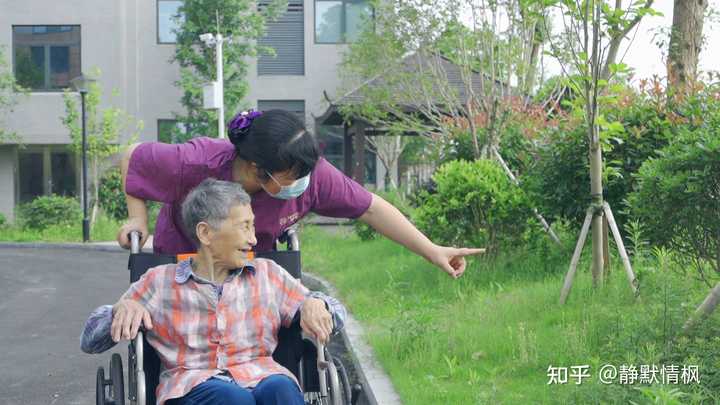 老年痴呆妈妈与养老院的抉择，爱与责任的交织