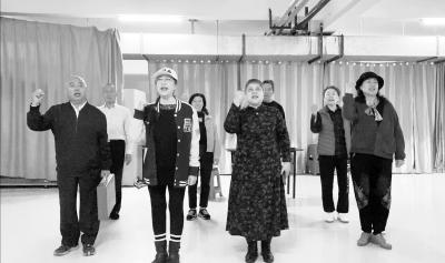 以老助老，这群60后在郑州用百余场反诈话剧筑起互助防线