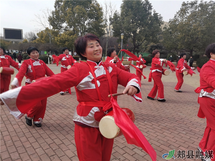 屡屡夺冠！郏县社区老年女子盘鼓队展现八面威风