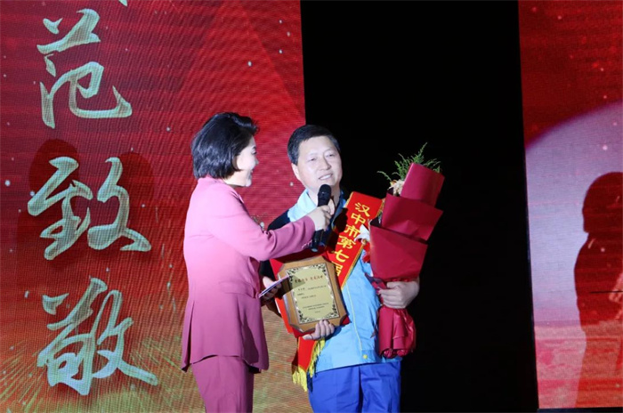 致敬平凡英雄，第八届岚皋县道德模范颁奖仪式隆重举行