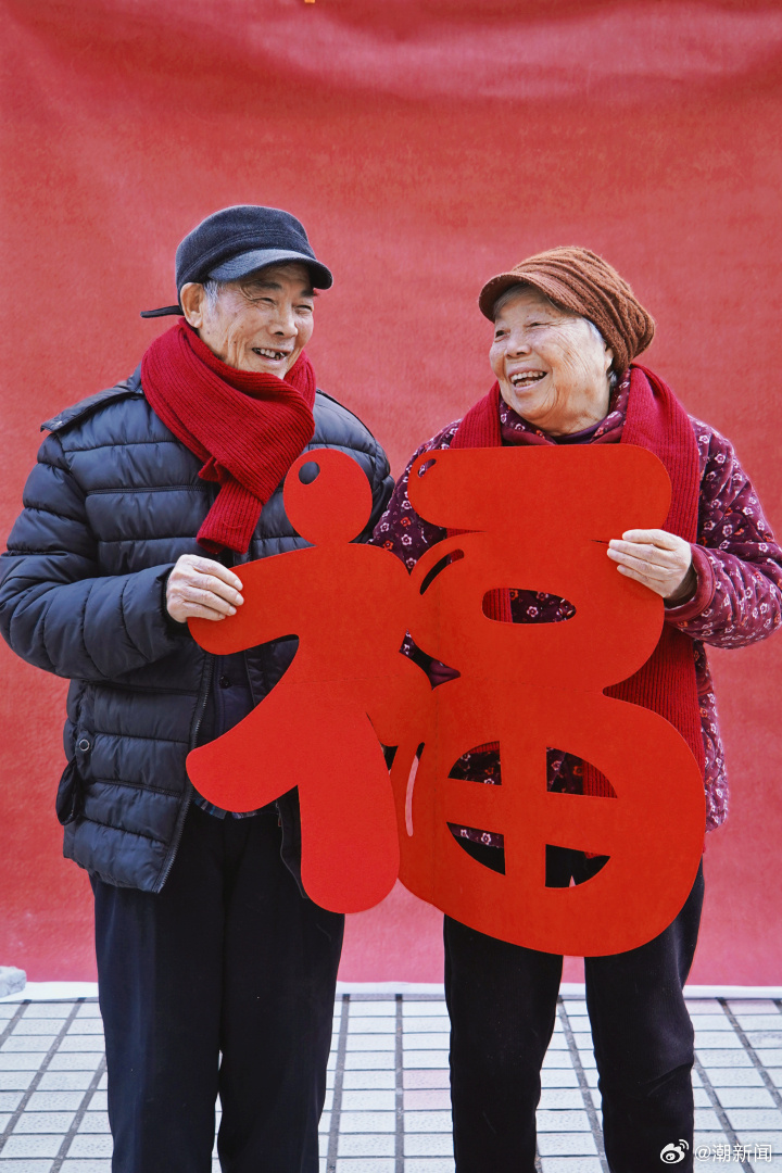 八旬夫妇连续五年除夕西湖边合影，恩爱浪漫感动网友