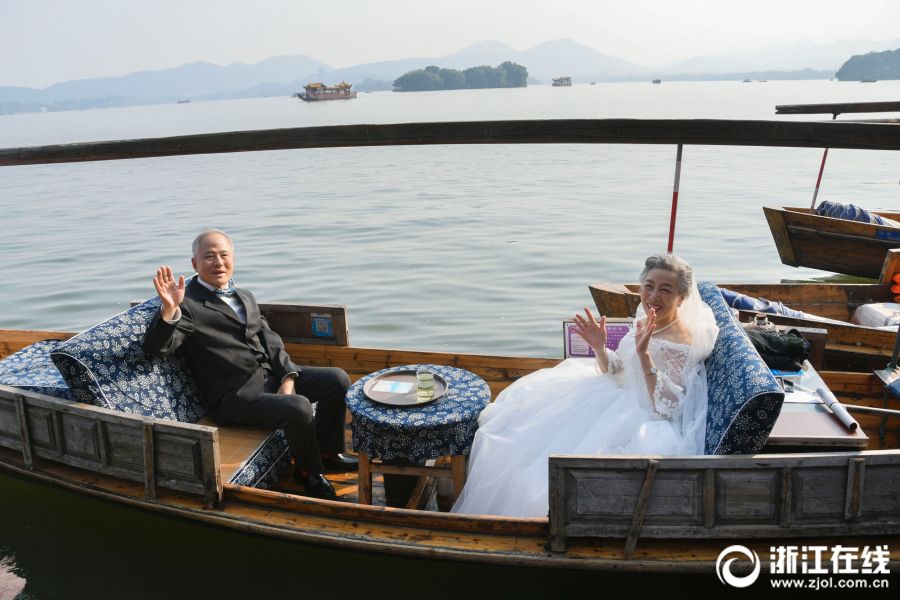 八旬伉俪连续五年除夕西湖边合影，浪漫爱情感动无数网友