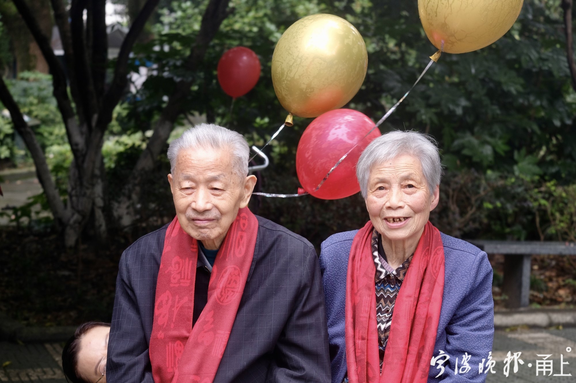 八旬伉俪连续五年除夕西湖边合影，浪漫爱情感动无数网友