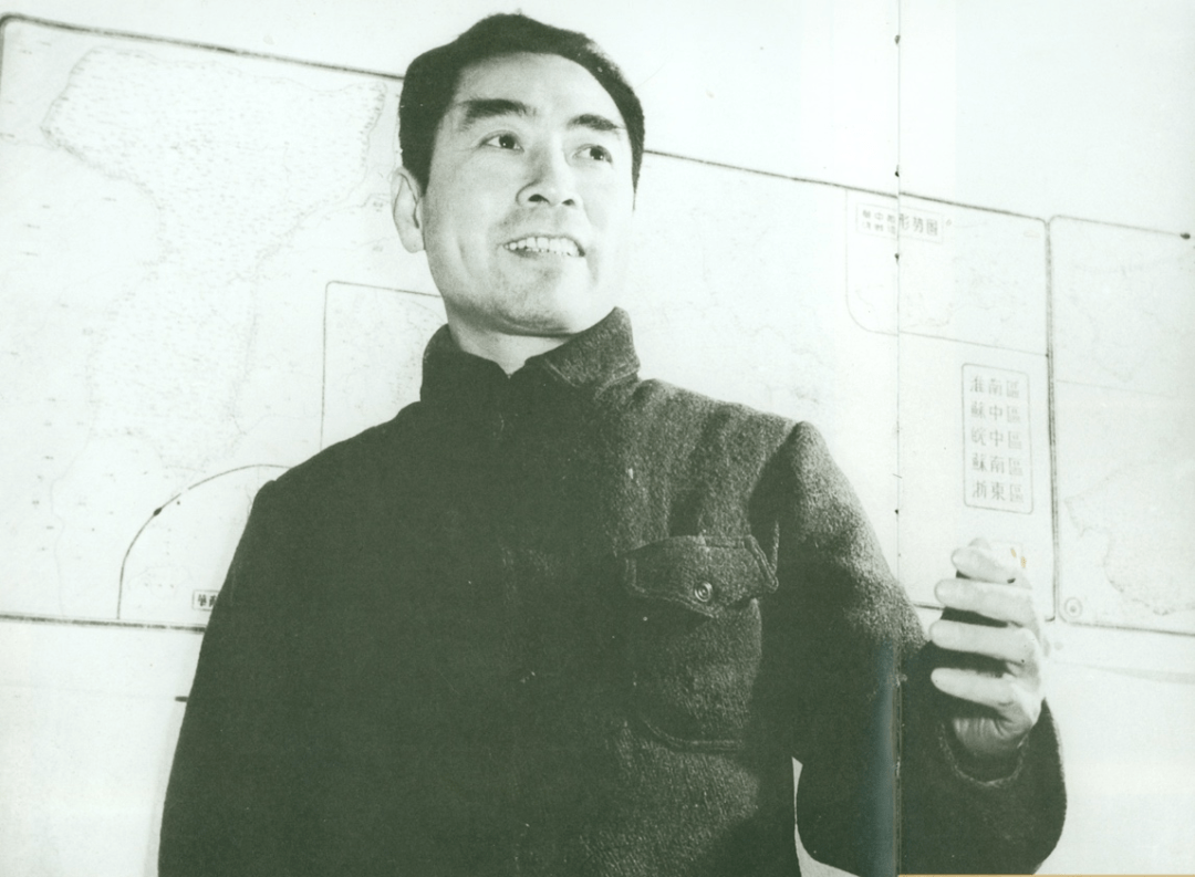 周总理，终身致力于人民服务的伟大精神领袖