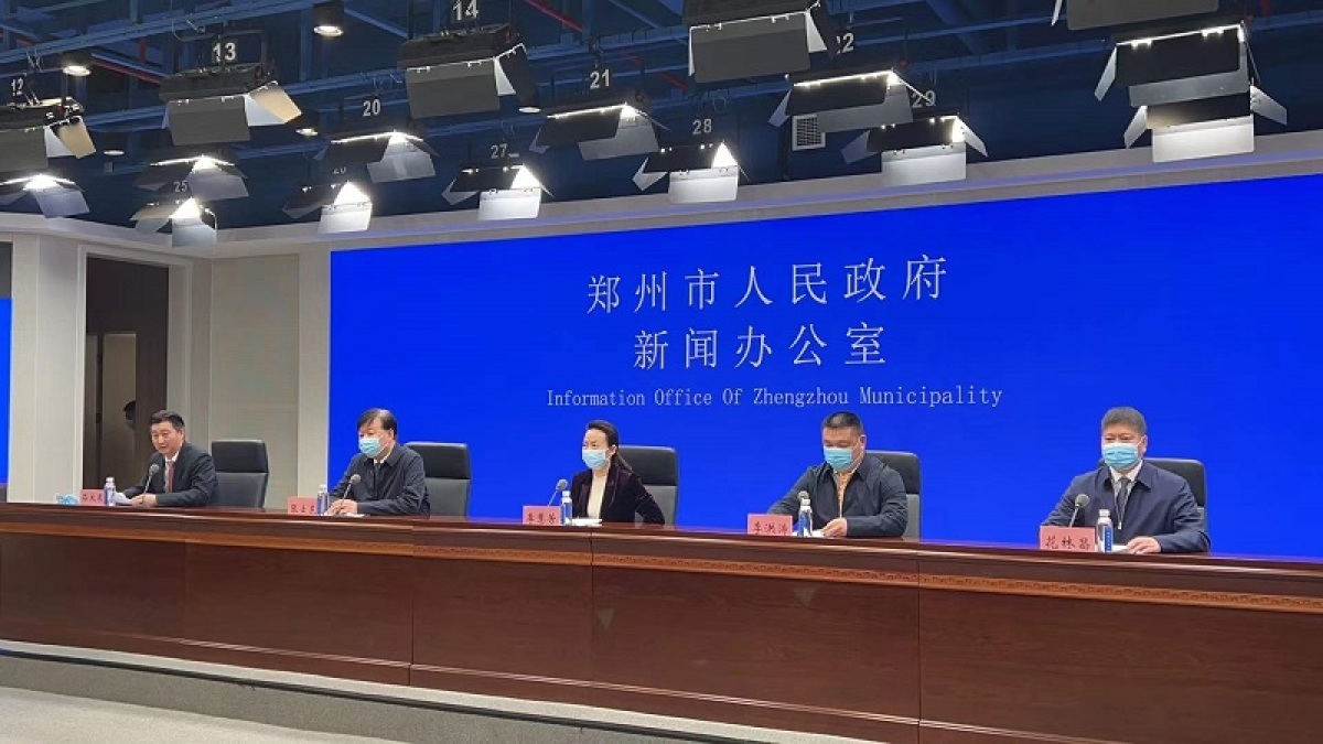 郑州全市通告，中小学校、幼儿园启动线上教学，全市暂停堂食，疫情防控措施再度升级
